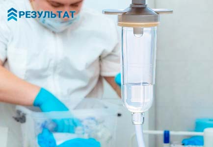 Препараты для анонимного вывода из запоя Врач достает из контейнера препараты для капельницы