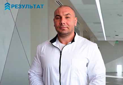 Врач в коридоре клиники