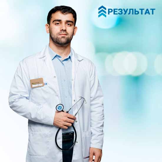 Врач в белом халате на размытом фоне