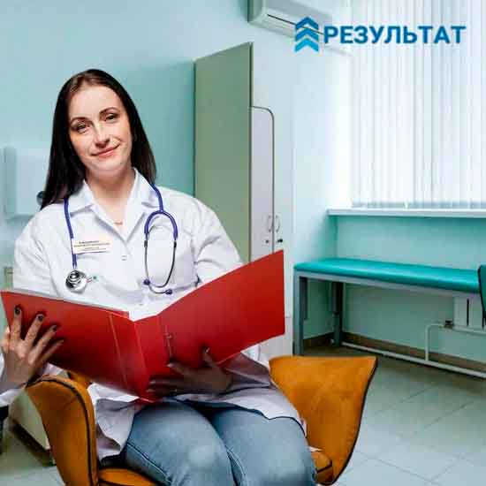 Врач в белом халате на размытом фоне