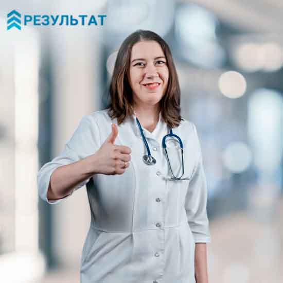 Врач в белом халате на размытом фоне