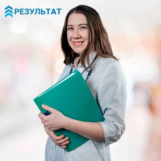 Врач с папкой на размытом фоне