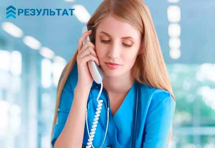 Врач ставит капельницу пациенту