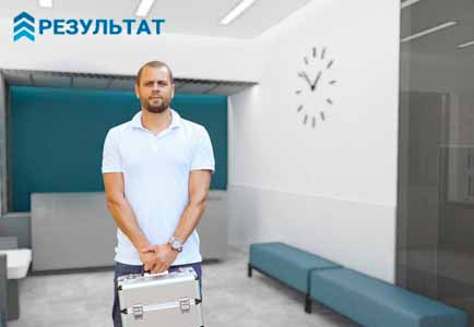 Врач с чемоданом в фойе клиники