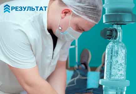 Врач ставит капельницу пациенту