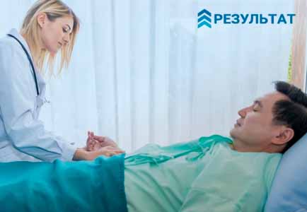 Мужчина с закрытыми глазами в зарослях цветов
