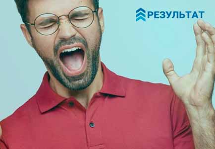 Мужчина в красной майке кричит