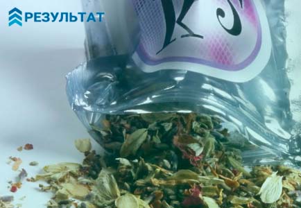 Пакетик спайса на столе